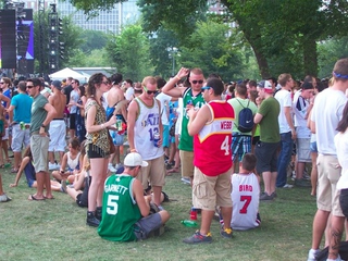 Illustration for article titled Look At These Fucking Hoopsters At Lollapalooza